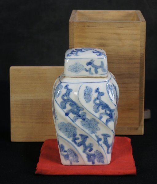 Ko-Sometsuke tea holder 1800