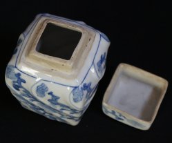 Ko-Sometsuke tea holder 1800