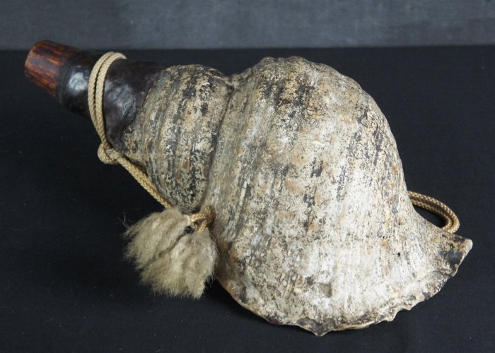 Antique Horagai monk 1700