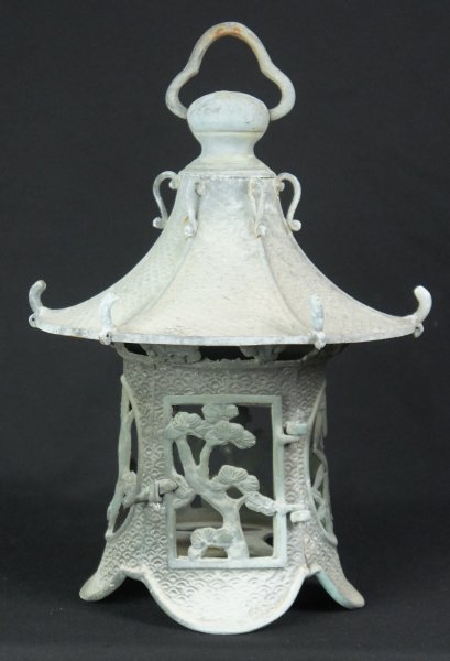 Tsuridoro lantern 1900 garden