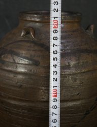 Antique Bizen Tsubo 1700