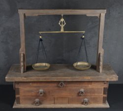 Antique doctor scale Hakari 1800