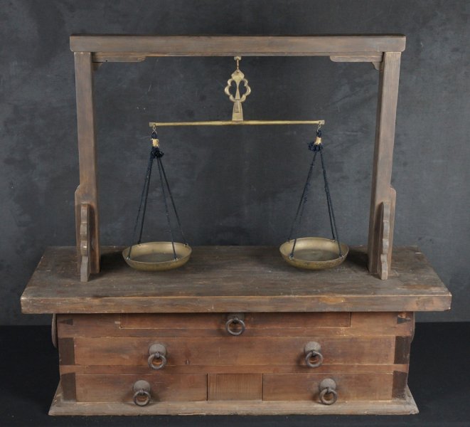 Antique doctor scale Hakari 1800