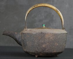 Antique kettle sand cast art 1880