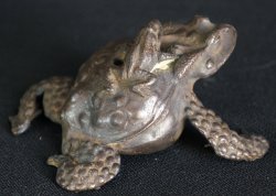 Kaeru frog sculpture 1900