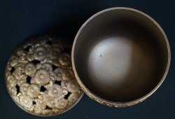 kikumon Koro censer 1980