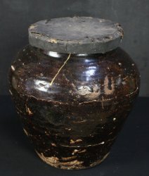 Mino Tsubo tea vase 1600