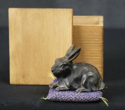 Usagi paper weight rabbit1920